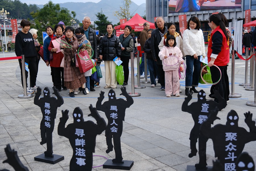 群众踊跃参与游戏互动。