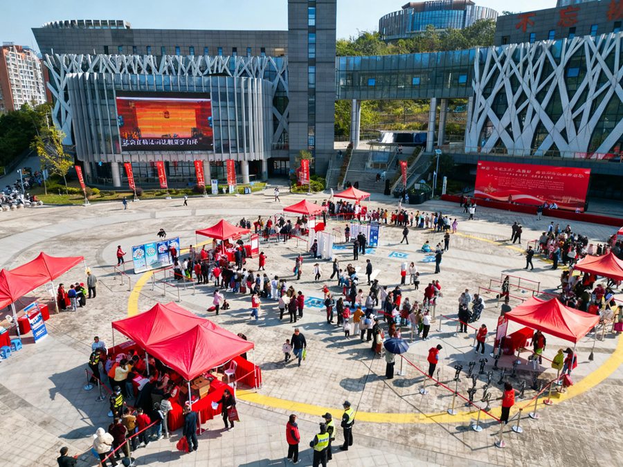 现场活动热闹非凡。