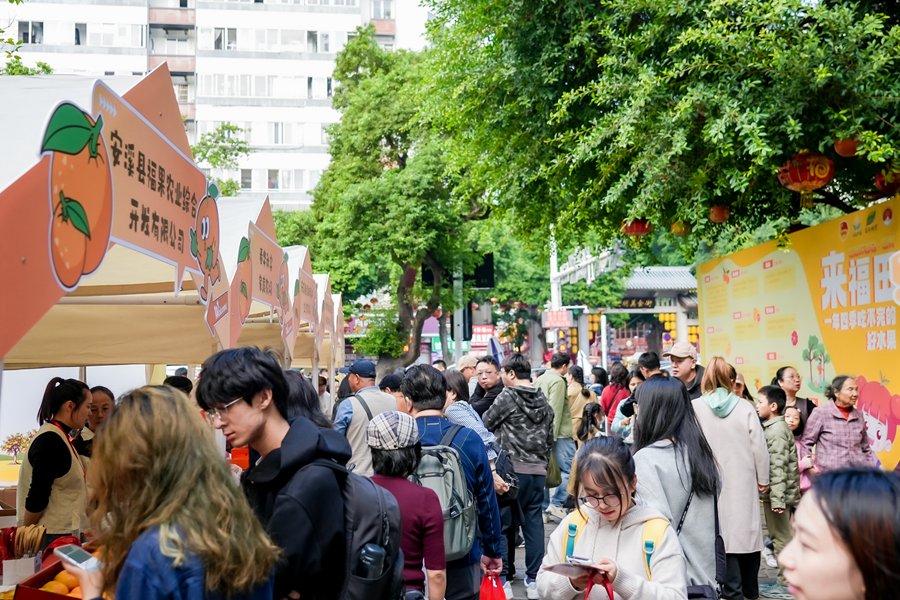 “称心芦意”市集内人头攒动