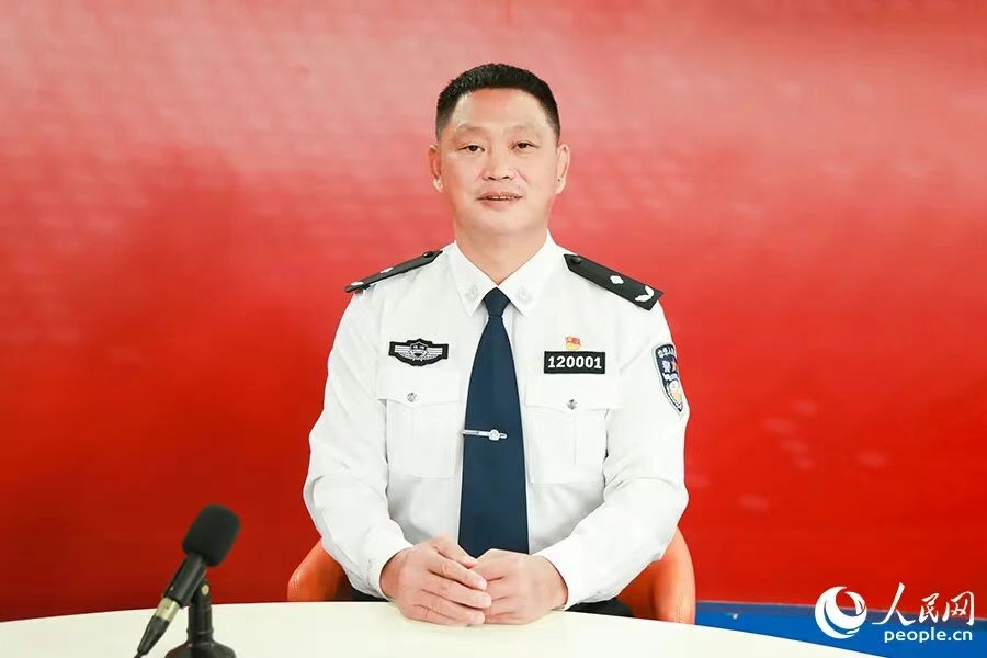 福州市公安局台江分局局长余根钦接受人民网专访。人民网记者 陈永整摄