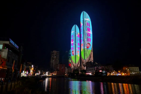厦门地标亮起专属灯光