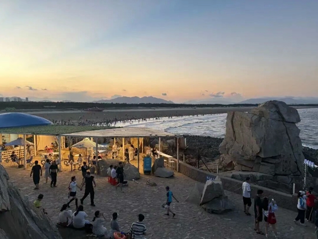 游客在海风轻拂中体验露营的乐趣。陈家琳摄