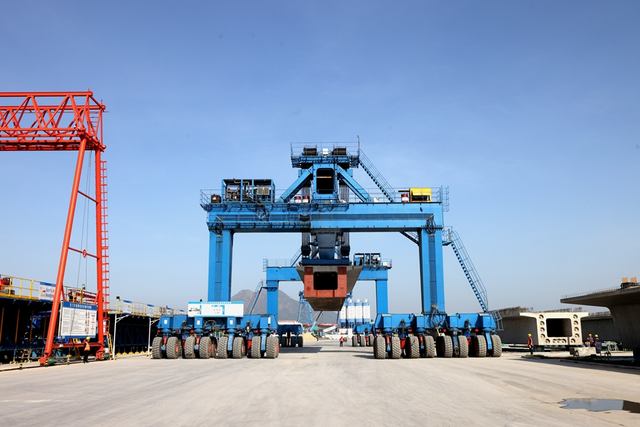 在漳汕高鐵東山制梁場,搬運機器正在搬運箱梁。李響攝
