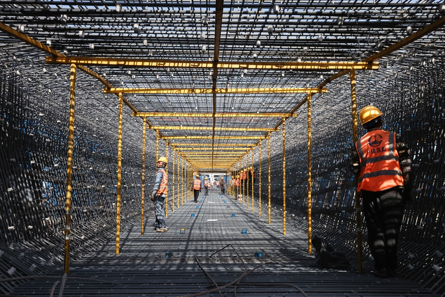 在漳汕高鐵東山制梁場,施工人員正在綁扎橋梁鋼筋。李響攝