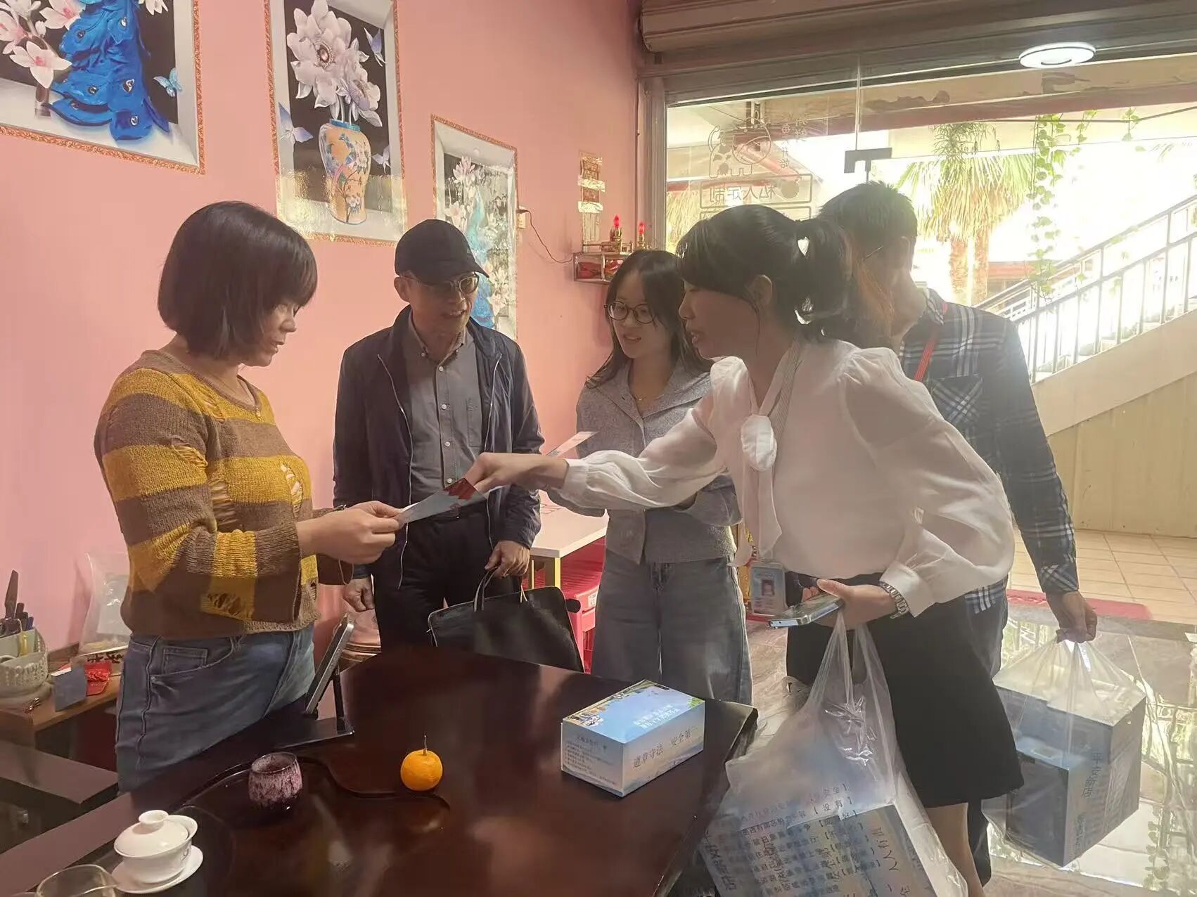 社區工作人員發放宣傳材料