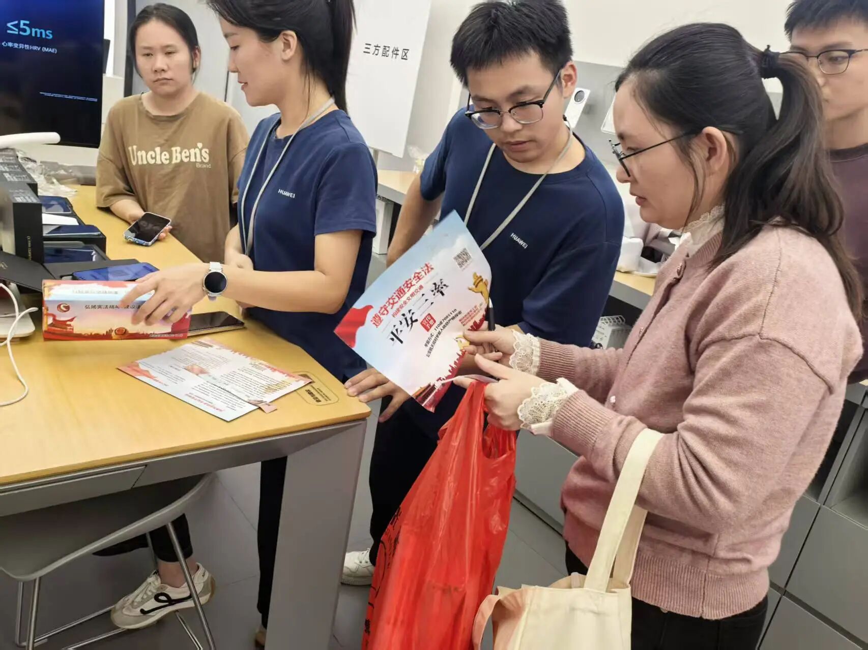 社區工作人員進行面對面講解“平安三率”內容