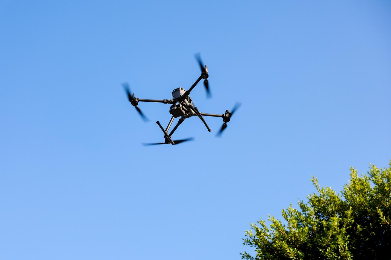 挂載檢測儀器的無人機准備開始巡檢。主辦方供圖
