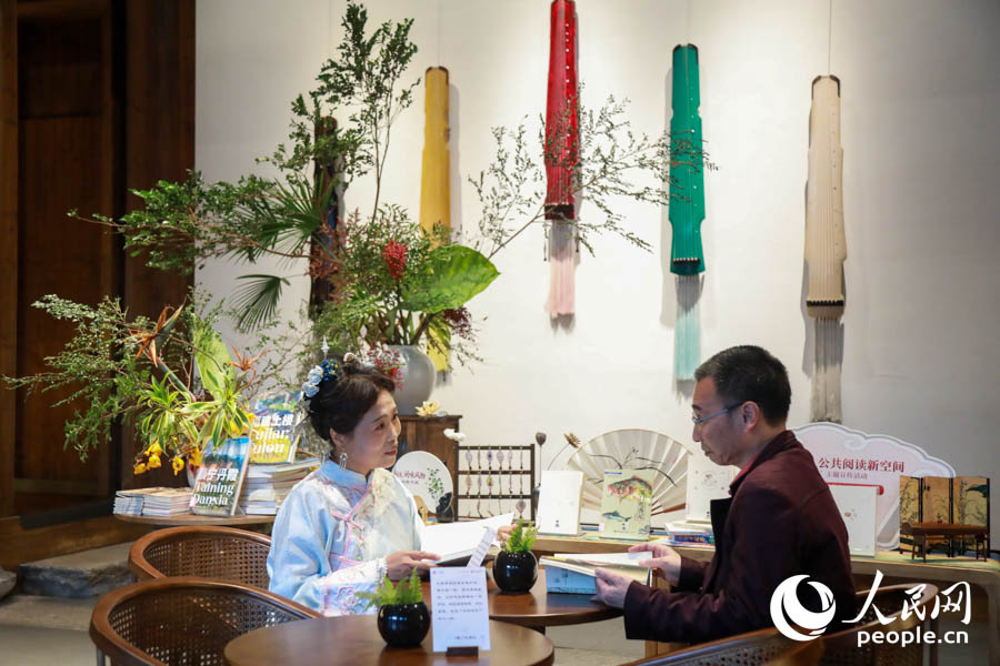 讀者李女士在“八閩書房”公共閱讀新空間交流。實習生 鄭舒塵攝