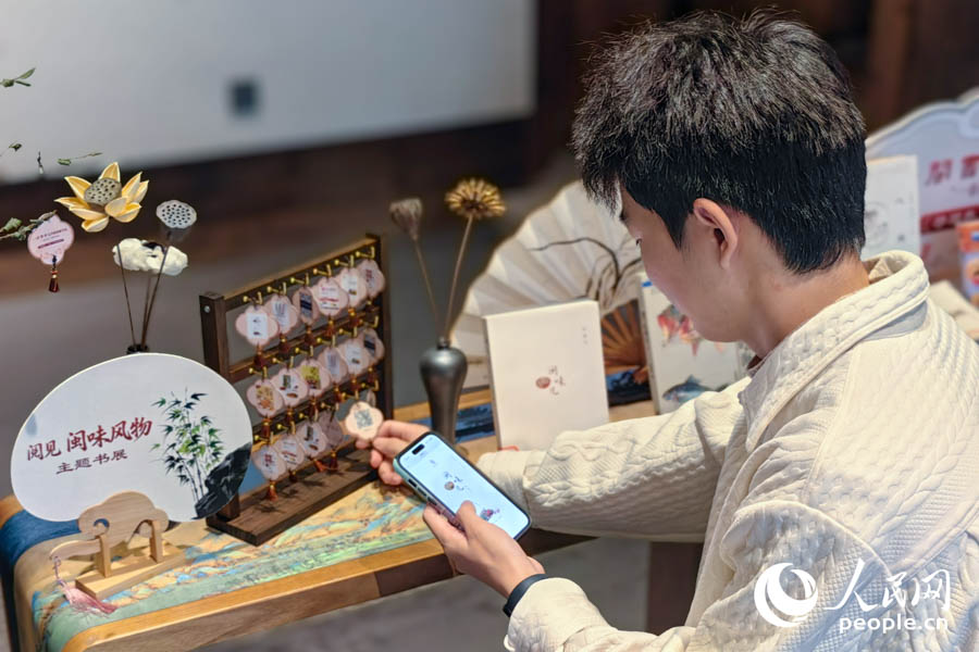 讀者在“八閩書房”掃碼閱讀電子版《閩味兒》。人民網記者 葉青卿攝