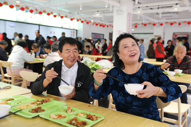 老年人在南濱社區幸福食堂用餐