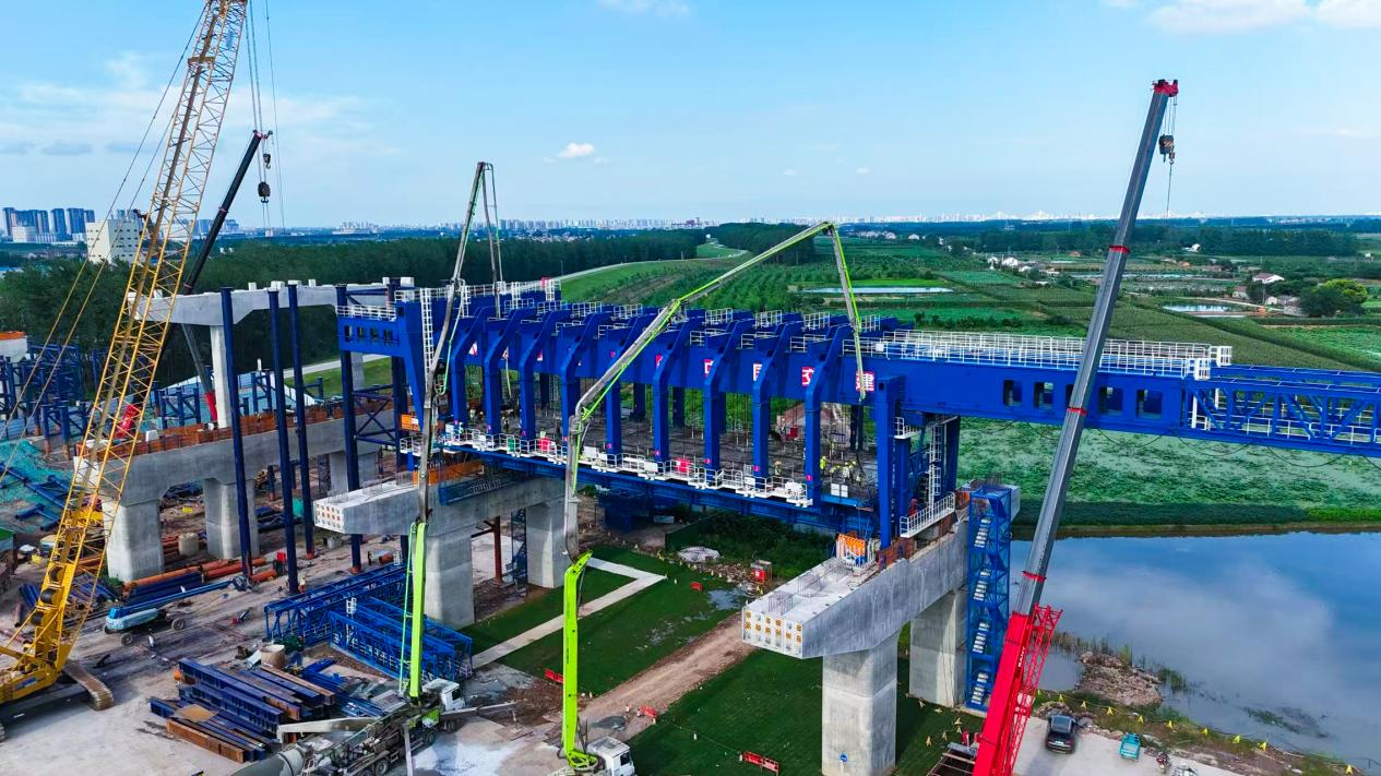 一體化智能筑梁機。金波攝