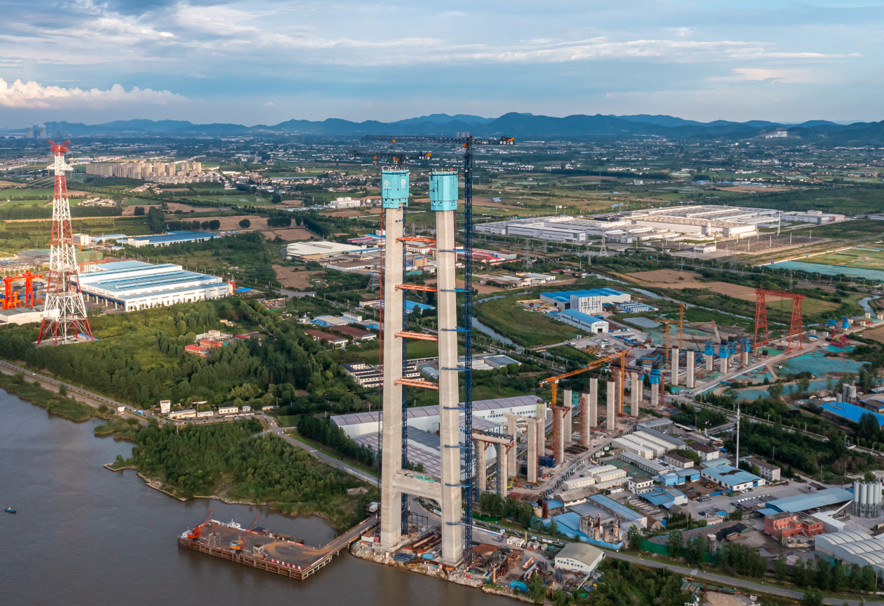 南京寧揚長江大橋南主塔採用的一體化智能筑塔機。高年昊攝