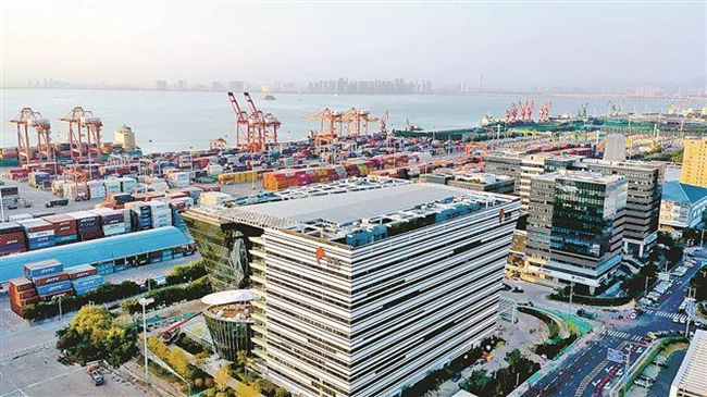 象嶼集團始終不忘初心,以“開路先鋒”和“排頭兵”的闖勁和擔當,為廈門“兩高兩化”建設注入澎湃動能。圖為坐落於廈門自貿片區的象嶼集團大廈。(企業供圖)