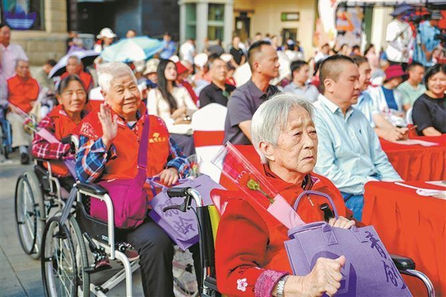 10月29日,“美麗鷺島 幸福享老”廈門市2025年重陽節暨第十三個老年節活動儀式,在中山路僑批文化廣場舉行。