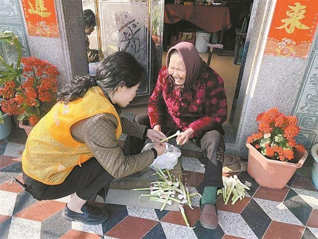 社區助老員探訪關愛老年人。