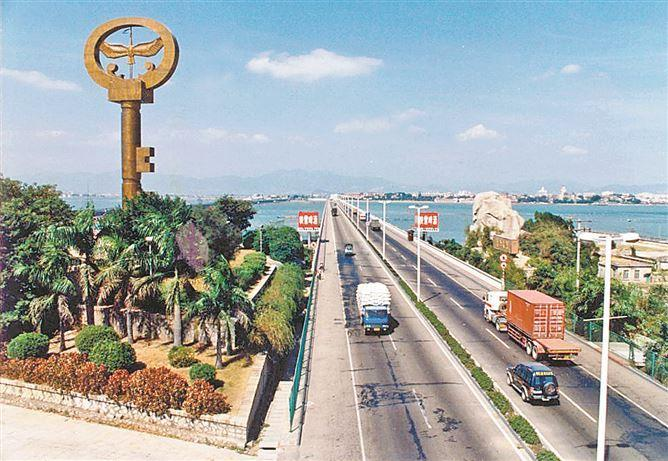 1986年,廈門國際銀行全力支持廈門高集海峽大橋(即廈門大橋)建設債券發行。圖為建成后的廈門大橋