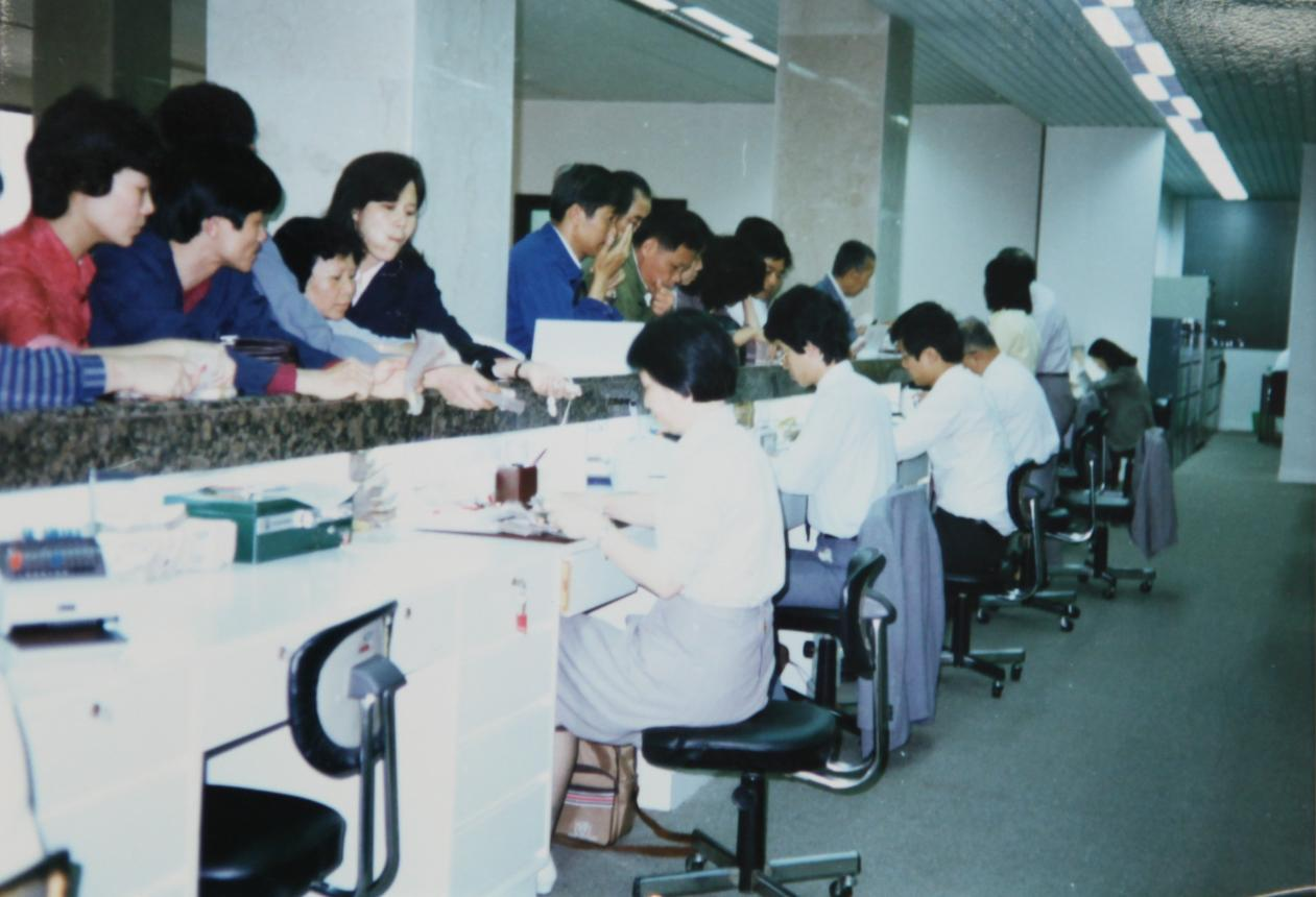 廈門國際銀行早期營業場景(資料圖)