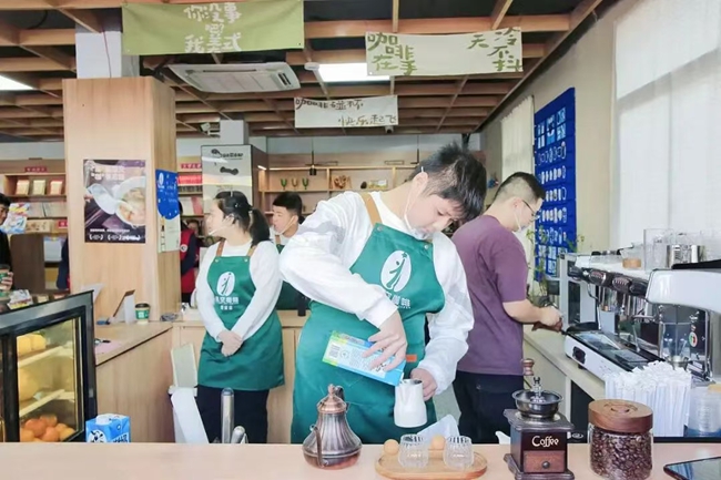 新上岗的青年员工熟练地泡咖啡