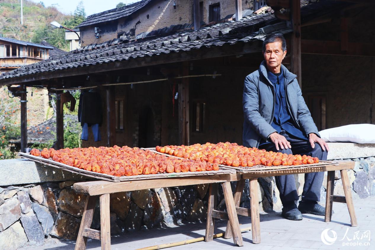 当地村民正在晒柿饼。人民网 林铭贤摄