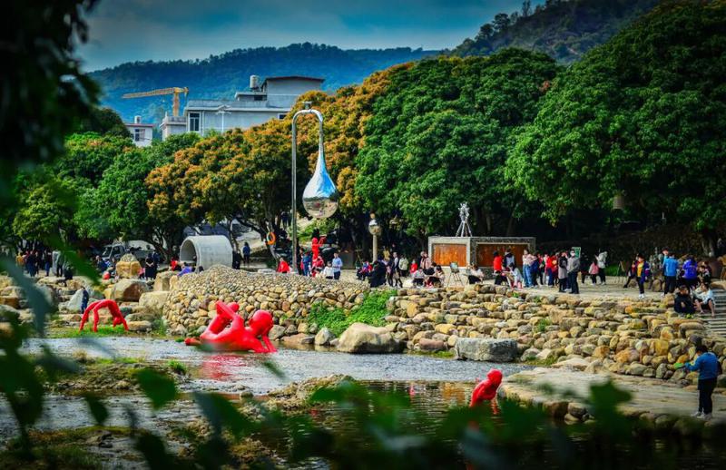 金谷溪岸文艺村游人如织