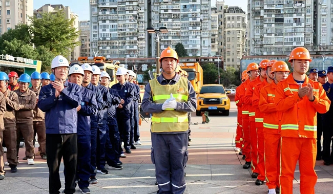 各专业保障队伍整齐列队。