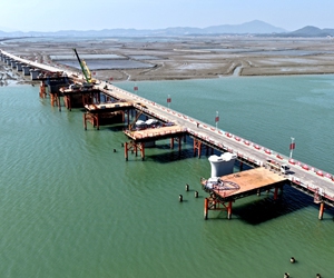 漳汕高铁全线进入跨海大桥架梁施工阶段/