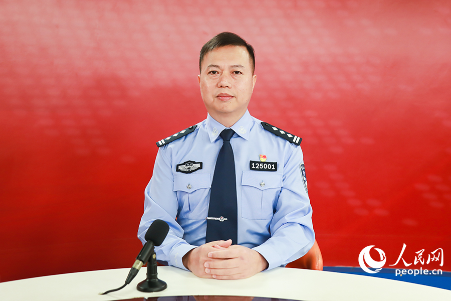 福州市公安局上街(高新区)分局局长陈长青接受人民网专访。人民网记者 陈永整摄