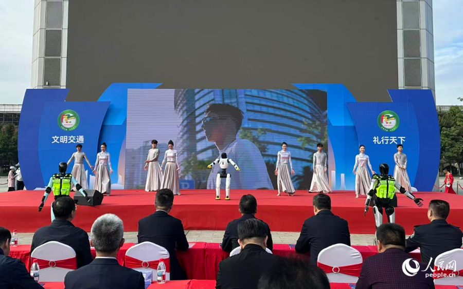 开场舞《文明交通歌》。人民网记者 张萌摄