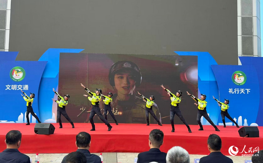 歌舞《厦门女骑·路畅歌扬》人民网记者 张萌摄