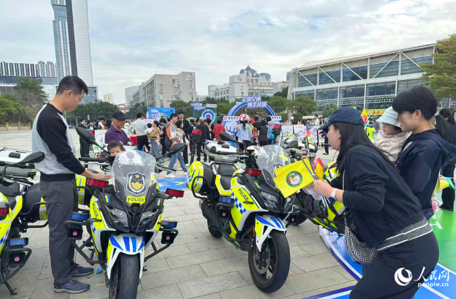 在警用装备展示区,市民正在合影拍照。人民网记者 张萌摄
