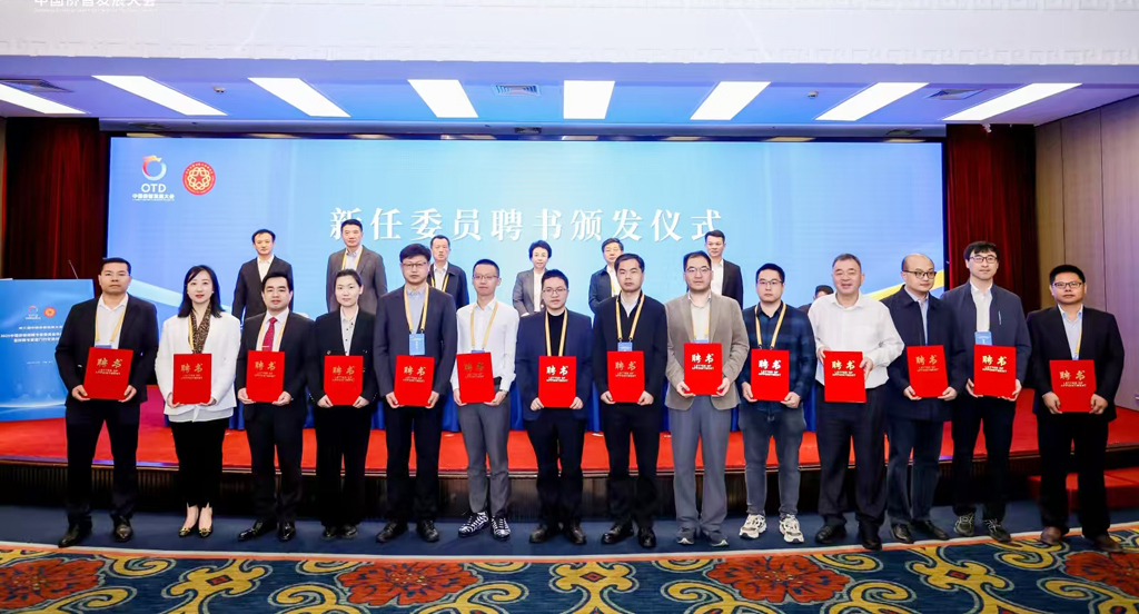 现场为新聘委员颁发聘书。厦门市侨联供图