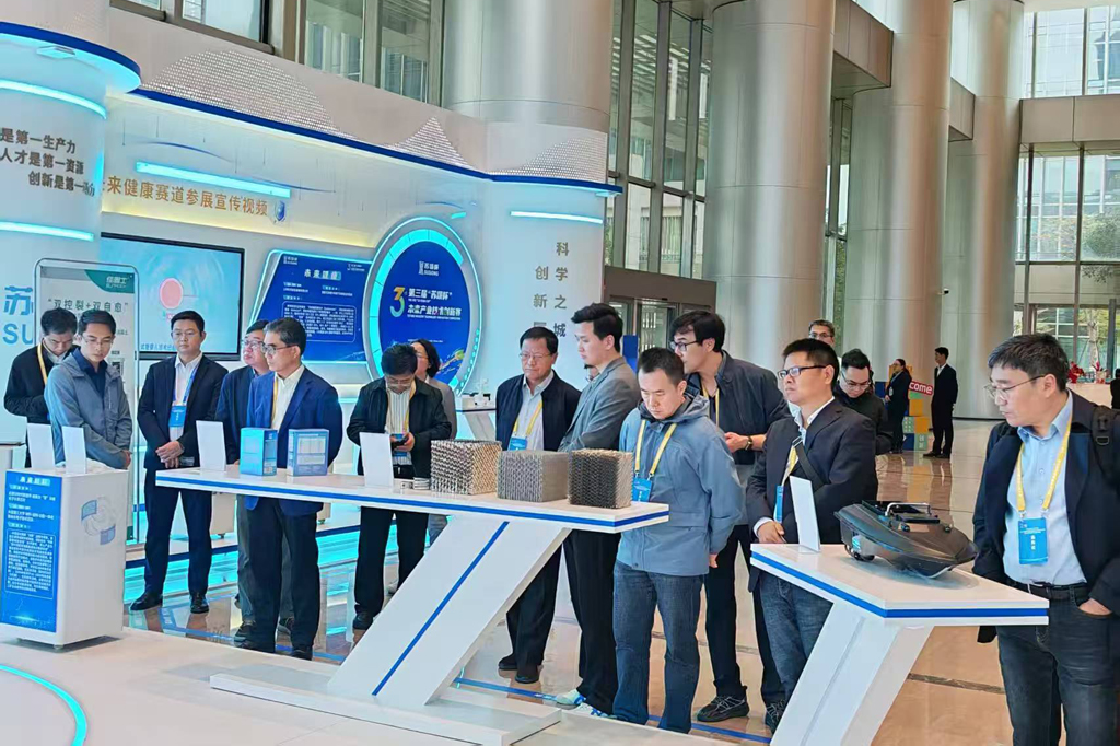 与会特聘专家参观苏颂杯展厅。厦门市侨联供图