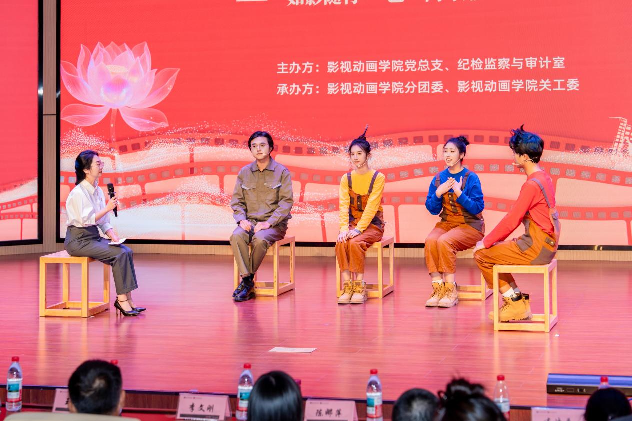 访谈小品《盖军衔的工具三件套》表演学生