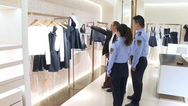市场监管工作人员深入辖区知名服装企业,助力实现党建工作与业务工作深度融合。湖里市场监管局供图