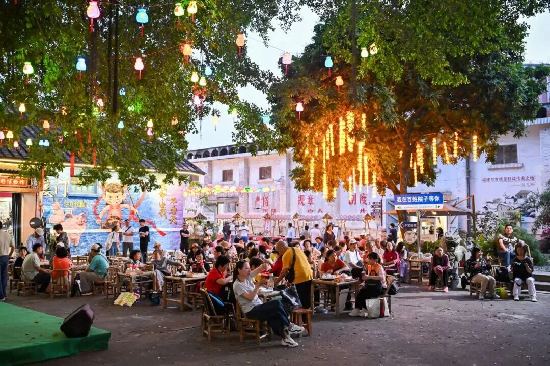 傍晚时分,孚美社区的人才解压空间里热闹非凡