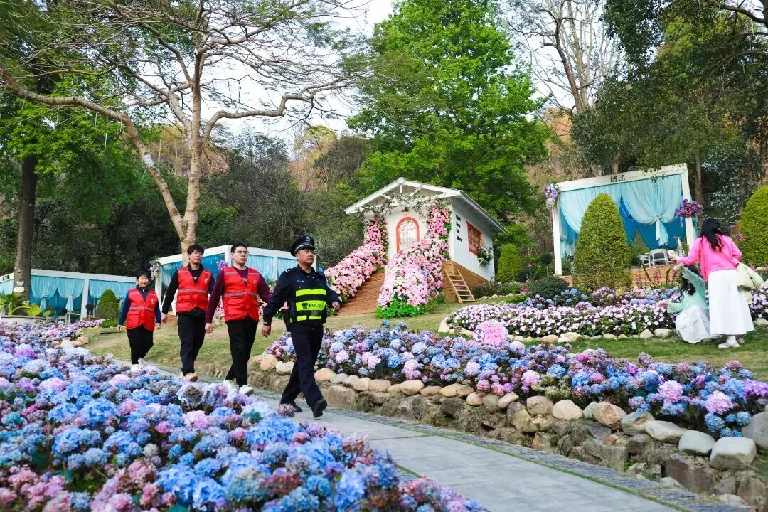 护林员和生态警务工作站的巡逻队开始了一天的工作