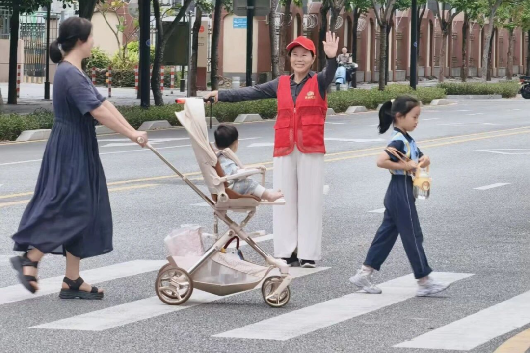 东孚街道的商户们也积极参与到平安建设中来