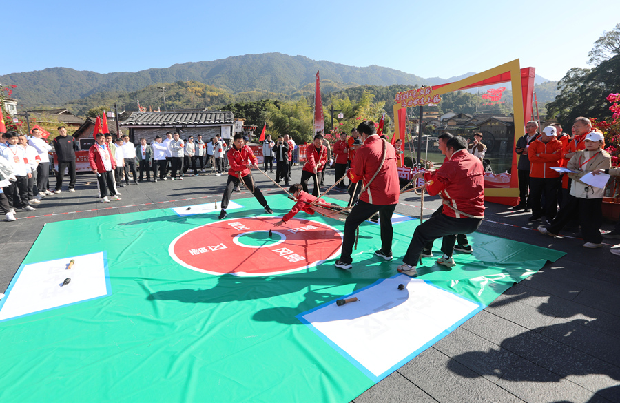 运动员们分工协作,模拟十字岭扫雷排雷。张志伟摄