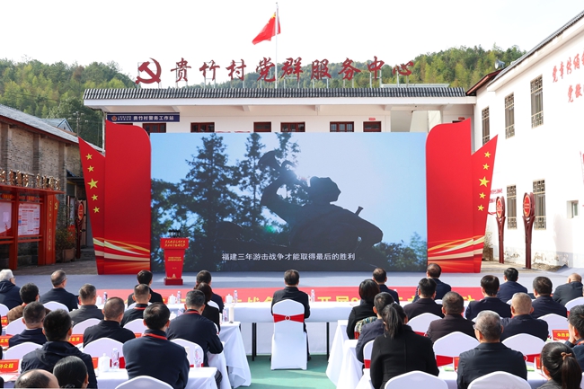 觀看福建三年游擊戰爭專題片。龍岩市融媒體中心供圖