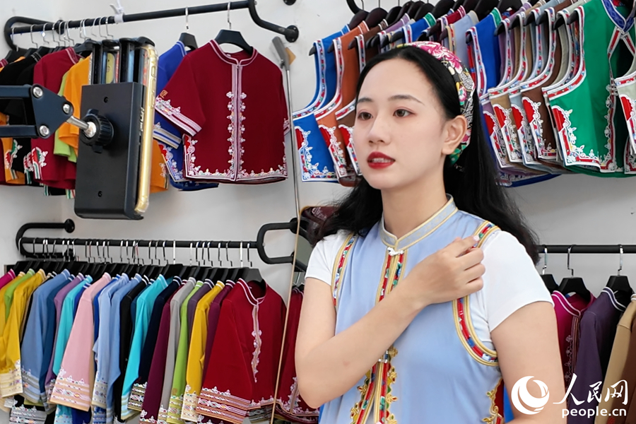 一位年轻的惠安女向网友直播讲解服饰设计理念。人民网 杨灏昱摄