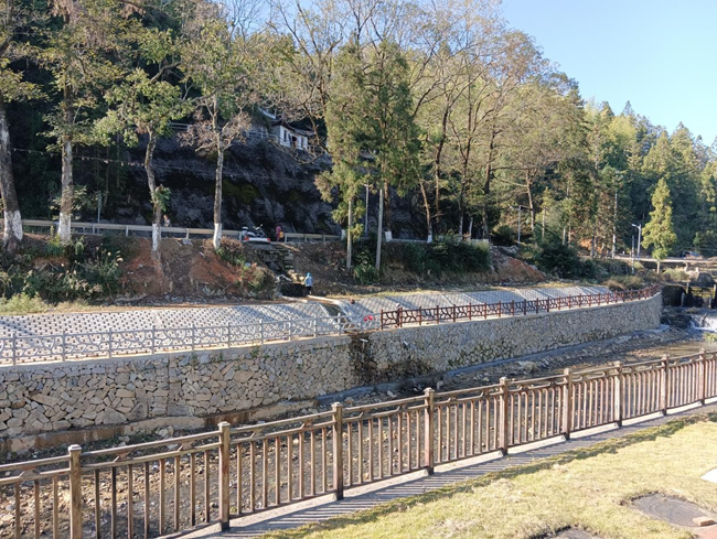 泗桥乡赤岩村生态护岸建设