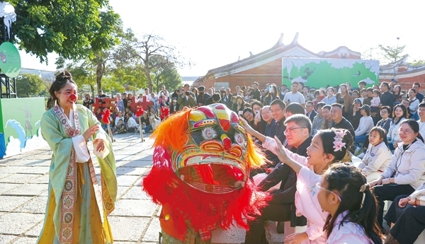 国潮小丑剧《大百戏:吉祥三宝》精彩上演,吸引众多市民、游客驻足观看