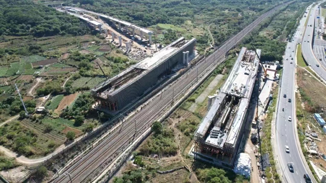 清繁大道跨杭深线立交工程施工现场