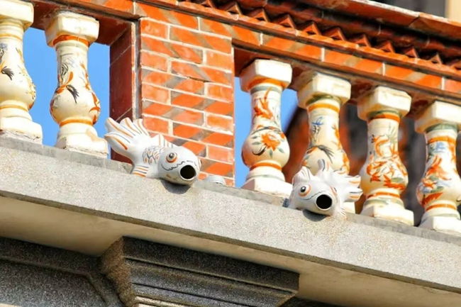 騎樓上的滴水獸。圖源:鯉城微事