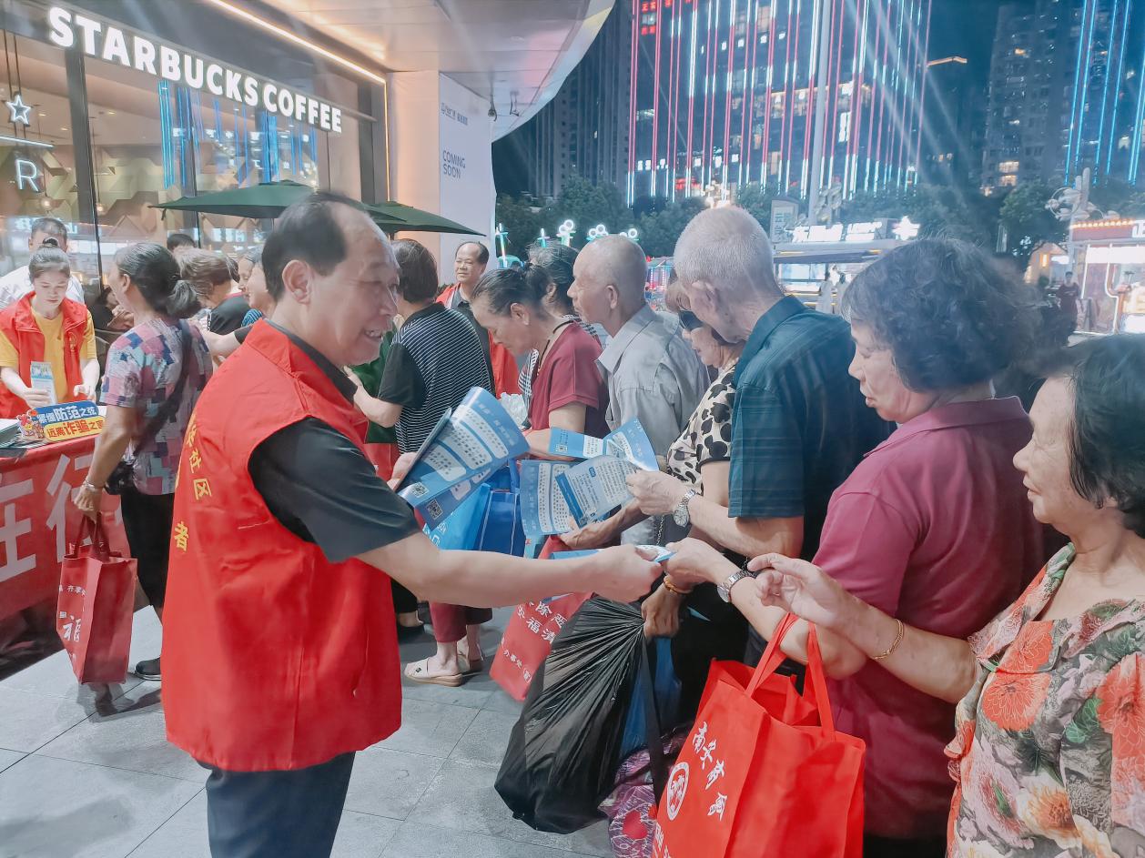 中联天御红色业委会党员骨干向群众普及反诈知识