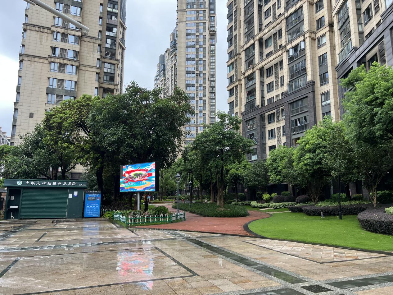 中联天御小区南门垃圾屋环境