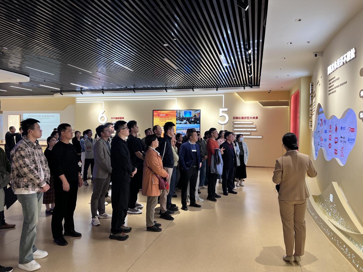 學員們在晉江經驗館參觀。福建省委社會工作部供圖