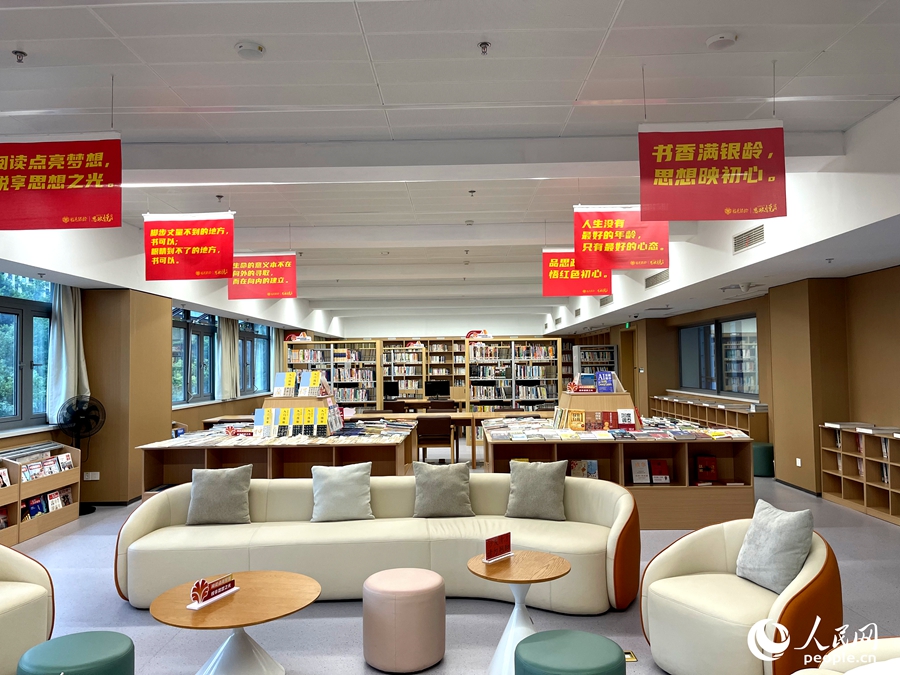 福建老年大學圖書角。人民網記者 陳藍燕攝