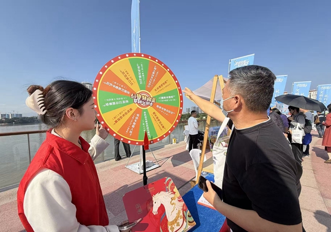 平安产险福建分公司志愿者引入“交通安全知识转盘”互动游戏,强化文明交通意识