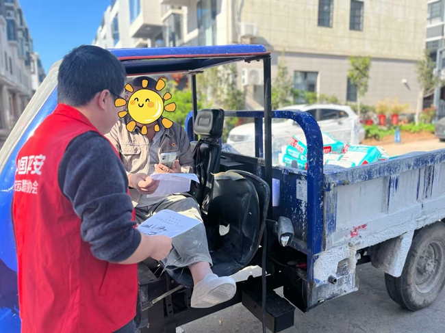 平安产险福建分公司志愿者深入农村,开展文明交通宣导